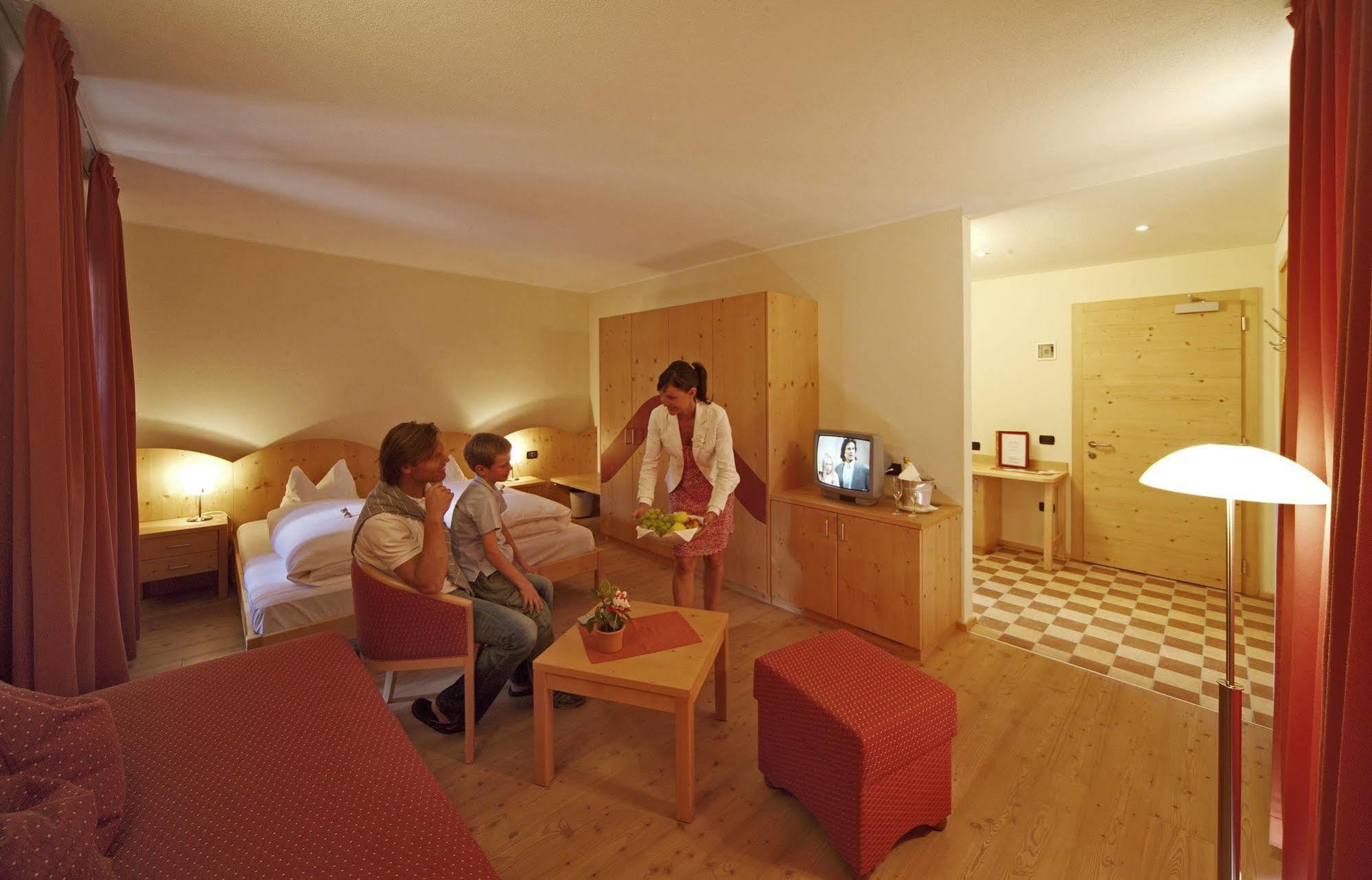 Hotel Dolomiten Welsberg Exteriör bild